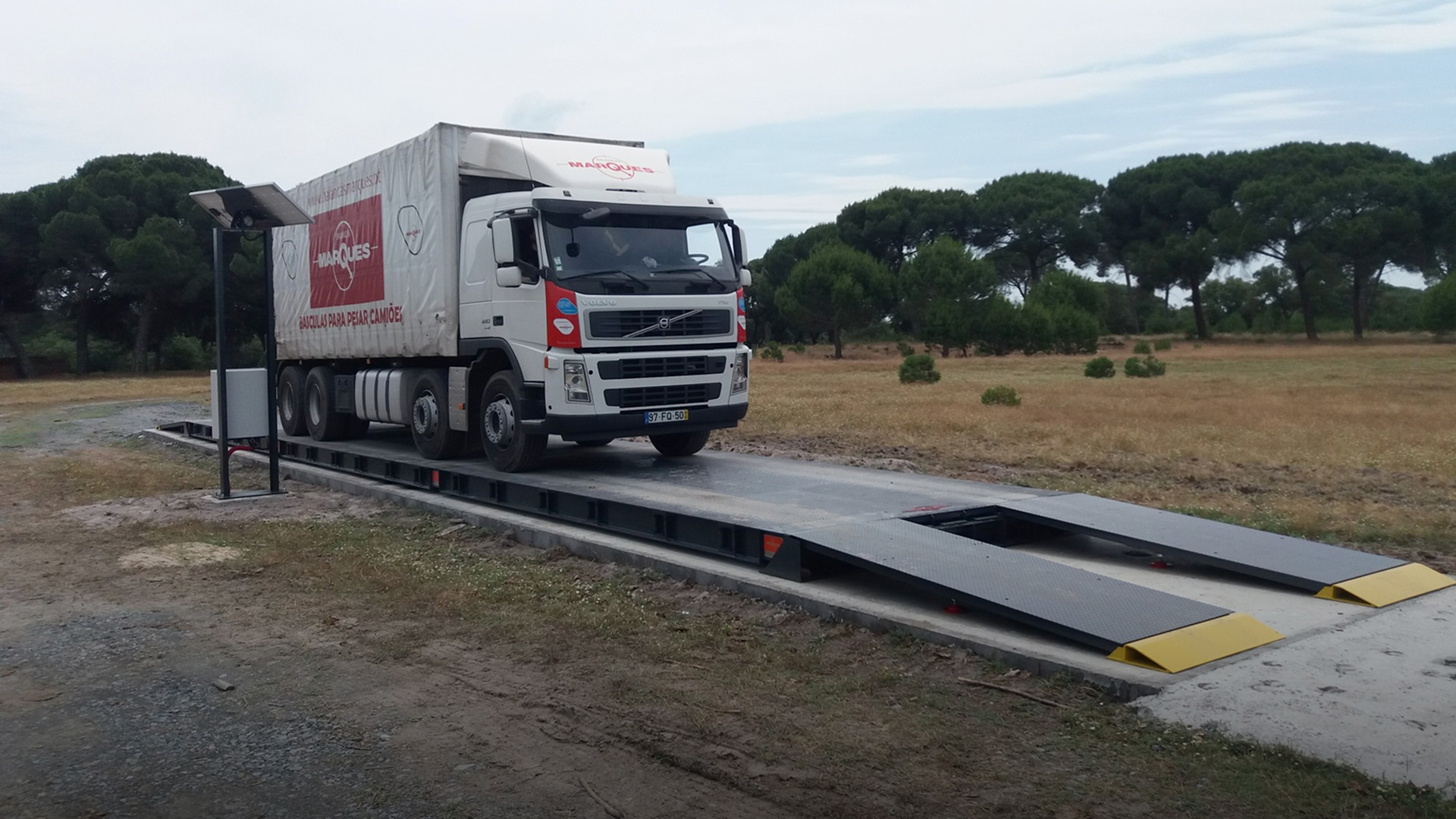 Installation d’un pont-bascule avec un camion